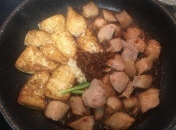 step7: 下辣豆瓣醬、糖和醬油翻燒一下；