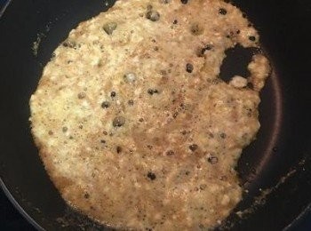 step9: 邊炒邊壓碎蛋黃，油與蛋黃經壓炒後會產生許多泡泡，中火炒出香味；