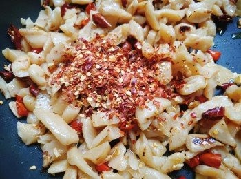 step6: 再加入辣椒粉稍炒即可。根據自己口味加鹽，加糖。我自己買的感覺咸味夠了，就什么都沒有加。