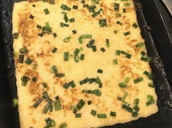 step8: 將有蔥花的一面煎至金黃色，再反轉煎另一面。