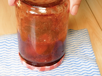 step6: 將這些果醬放入消毒過後的空瓶中，並拴緊蓋子。
接著倒扣在乾淨的抹布上，放涼後就可以進冰箱冷藏了。