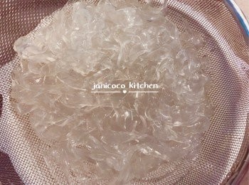 step4: 煲水至水滾後，把粉皮煮至軟身，並過冷河待用。