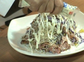 step4: 擠上沙拉醬就完成鴨賞沙拉了。