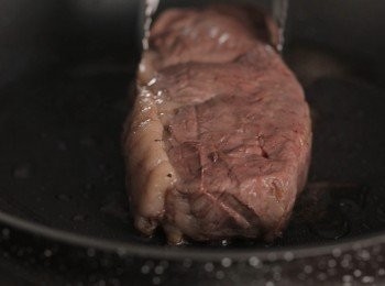 step3: 將牛排取出、擦乾後放入油鍋中煎至表面焦香，接著取出備用。