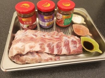 step1: 將豬肋骨反轉，每條骨與骨中間輕介一刀。