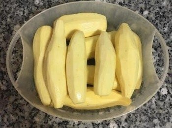 step3: 瀝乾，放入水已煮滾的蒸鍋中；蒸30分鐘到地瓜熟透但不爛的狀態。