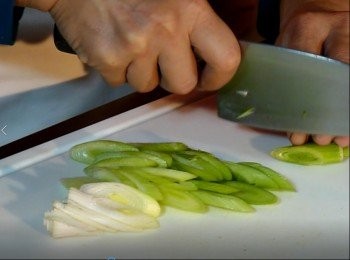 step1: 把蒜苗(青蒜)斜切成段。
