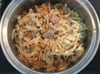 step15: 滷豬腳的同時，也可ㄧ起滷筍絲；洗淨後的筍絲，加3杯水，放一匙紅蔥酥和半塊雞湯塊或香港湯塊共煮；