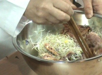 step3: 把鴨賞放入生菜裡面用筷子攪拌。