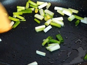 step1: 熱鍋後先爆香青蔥