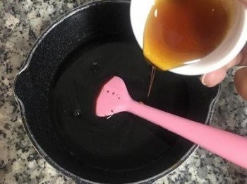step4: 糖水煮好後倒入剩餘的水和蜂蜜混勻，水溫呈手可觸碰不燙手的溫糖水；