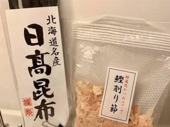 step1: 昆布剪開數塊，放入室溫水，放雪櫃浸軟一晚