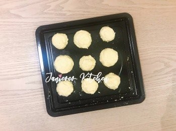 step5: 把焗爐180度預熱。把麵糰磋成心目中理想的大小，可以比湯圓大一點。