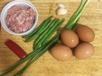 step1: 蔥、辣椒與四季豆洗淨備用；