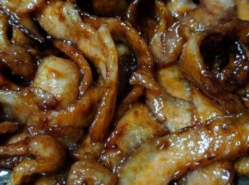 step3: 同鑊不用加油... 放入豬頸肉略炒... 加入胡椒粉、糖 ... 炒至顏色轉深... 呈少許燶邊！