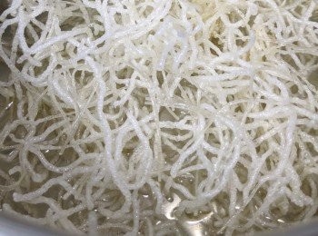 step2: 米粉揸碎... 小火落油鑊炸至脹起... 隨即盛起放碟！