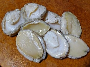 step1: 鮮鮑洗擦乾淨、 去內臟、切花！