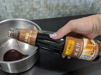 step2: 煲內注入李錦記鹵水汁、水... 並加入花椒、片糖！