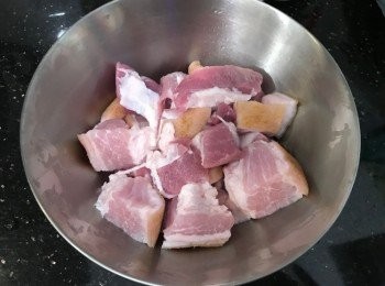 step2: 五花腩洗淨切方塊