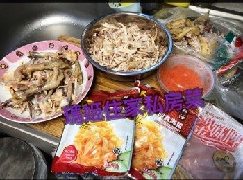 step1: ～雞洗乾淨👉🏻用廚房紙抹乾👉🏻用粗鹽及胡椒粉醃
～水滾隔水蒸20分鐘（可以用筷子在<a href="https://bit.ly/3EZL8dD" target="_blank" data-keyword="雞胸" class="guide-link"><strong>雞胸</strong></a> <span style="display:inline-block;vertical-align:middle;margin-top:-3px;color:initial;border-radius:3px;padding:2px 3px;font-size:12px;line-height:14px;background:#87d300;color:#fff;">即買</span> 位置拮一下 ，睇吓有冇血水滲出）如果未得可以再蒸多5分鐘
～蒸好後👉🏻放入冰水浸👉🏻待它冷卻（又或者不用放冰水待它冷卻之後先搣撕）
～另外將火腿切成絲或條👉🏻放滾水灼熟👉🏻攤凍備用
～現成海蜇👉🏻倒去包裝內的海蜇水鯨乾水👉🏻落<span class="group_2">調味料</span>及麻油（現成裏面會有的，不過我建議如果用一包海蜇的話～<span class="group_2">調味料</span>不要放晒因為會太鹹）