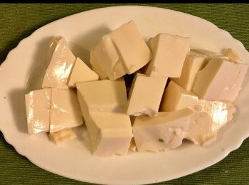step2: 1 盒豆腐切成小方塊排於碟上，灑少許鹽約5分鐘後以水冲去鹽及去水備用。