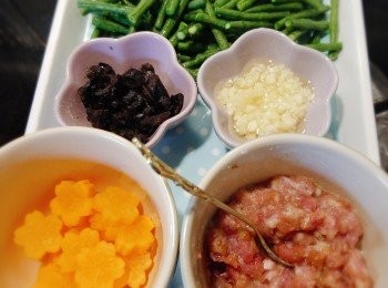 step1: 㰖角洗淨，免治豬肉用大半湯匙糖、一湯匙生抽、一茶匙油、3-4湯匙水和半湯匙生粉醃約15分鐘。
豆角去頭和尾，切段後洗淨備用。
甘荀去皮切片(喜歡的可用曲奇模印出花花形狀,頓時提昇視覺效果)