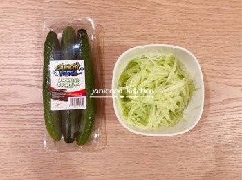 step5: 青瓜洗淨，刨成絲待用。