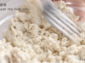 step2: 把豆腐壓碎
