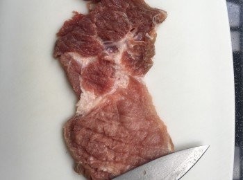 step1: 先將豬扒的不同筋位划幾刀，可以在吃的時候口感好點