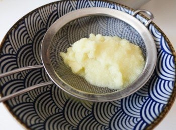 step1: 將薑去皮，將薑和20毫升水放入攪拌機內，打成薑汁，再用篩或布隔渣（大約要120毫升薑汁，如不夠，可加點水）