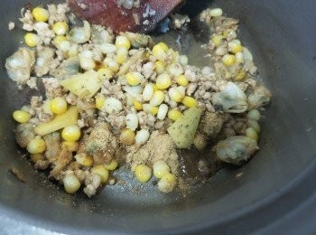 step4: 再加埋粟米粒+大地魚粉繼續炒香，