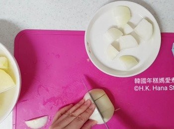 step5: 把洋蔥切塊。