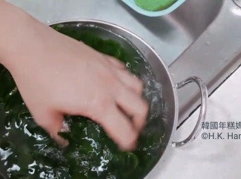 step3: 把浸好海帶沖洗一下，
