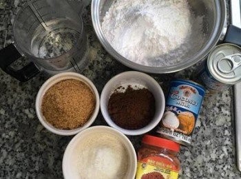 step1: 將所有材料都先秤好；模具除了蛋塔模之外，矽膠杯子蛋糕模或布丁模也都可以。另外<span class="group_1">食材</span>中的胭脂樹粉是一種東南亞常用的天然染色香料，會讓食物呈現橘紅色，不過如果沒有也沒關係喔！