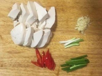 step2: 蔥切段、蒜拍扁去皮切末；辣椒斜切；豆腐切片；