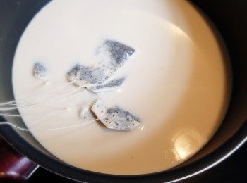 step2: 將忌廉和奶微微煮至出煙(不可煮滾)，加入糖攪至糖溶，熄火，隨即放入茶包浸約15分鐘。