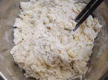 step3: 水慢慢加入面粉，分三次加入，一邊加一邊攪拌成棉絮狀。最后留10ml水看面團的吸水量再決定是否加入。因面粉每個品牌的吸水量都不同。