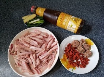 step2: 薑2片、蔥1條洗淨切段；
枸杞洗淨再過熱開水瀝乾水份待用