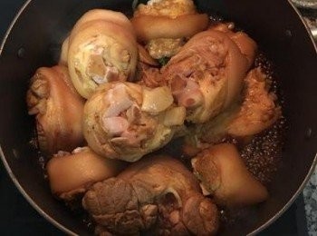 step9: 下豬腳拌炒，拌勻後加入剩下的麥醬油，中火煮滾；