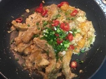 step11: 接著加入蔥花與辣椒炒勻即可起鍋。