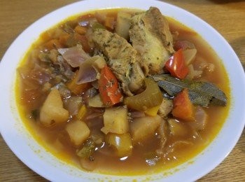 step9: 雖然多多菜少少肉湯，
但月桂葉同黃薑粉少少鹽令平凡蔬菜豬肉湯，
變成有茶餐廳羅宋湯風味好美味，
一碗過就可以又一餐了，
多多指教♡
