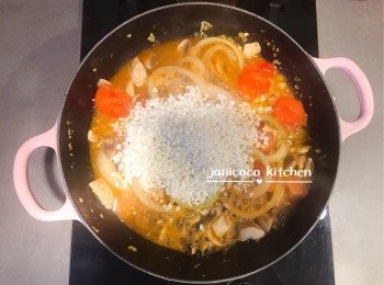 step7: 加入米，輕輕拌勻。這時米和水應該剛好拌成濕米。