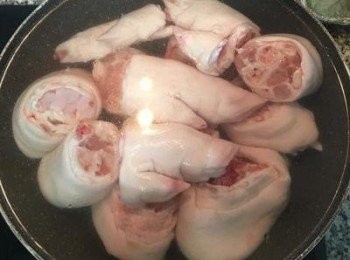 step2: 豬腳放入冷水中，加一點米酒，