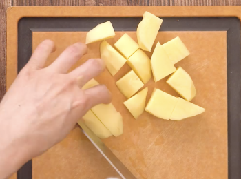 step1: <a href="https://bit.ly/3zHU5V3" target="_blank" data-keyword="雞翼" class="guide-link"><strong>雞翼</strong></a> <span style="display:inline-block;vertical-align:middle;margin-top:-3px;color:initial;border-radius:3px;padding:2px 3px;font-size:12px;line-height:14px;background:#87d300;color:#fff;">即買</span> 解凍備用; 薯仔去皮，切粒; 洋蔥去皮，切粗條; 乾蔥切碎備用