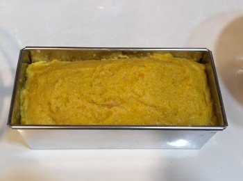 step6: 將已攪勻的杏仁粉逐少倒入香橙漿內, 直至所有材料完全混合在一起