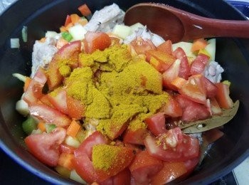 step5: 跟著落埋蕃茄+月桂葉+黃薑粉+糖炒暈佢，