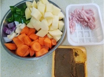 step3: 準備煮咖哩，
將薯仔+甘筍+青椒+洋蔥+蒜頭切成粒，
先炒香青椒+洋蔥+蒜頭+豬肉碎，
加入500ml水+少少糖+少少咖啡粉+少少豉油落煲，
中火煮10分鐘，再加入咖喱磚煮溶佢，
再煮10分鐘關火焗到晚餐再加熱就食得，