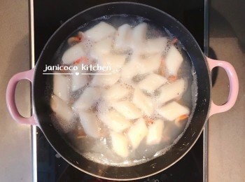 step3: 加年糕煮約3分鐘。