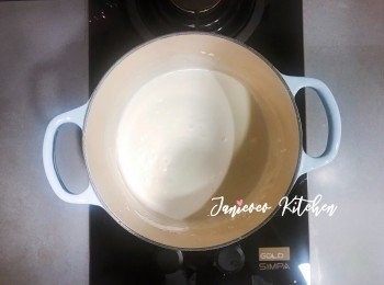 step3: 快速地加入木薯粉並攪拌至面糊均勻平滑。