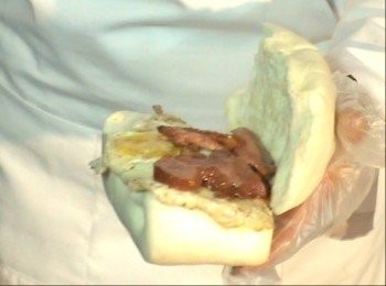 step3: 把荷包蛋、鴨賞夾入饅頭就完成「鴨賞饅頭」